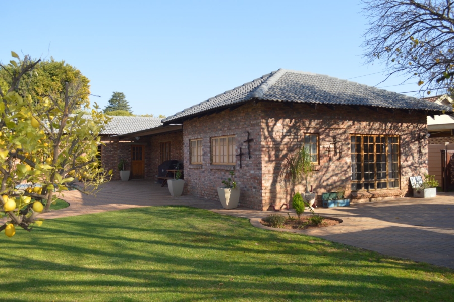 6 Bedroom Property for Sale in Flamwood North West